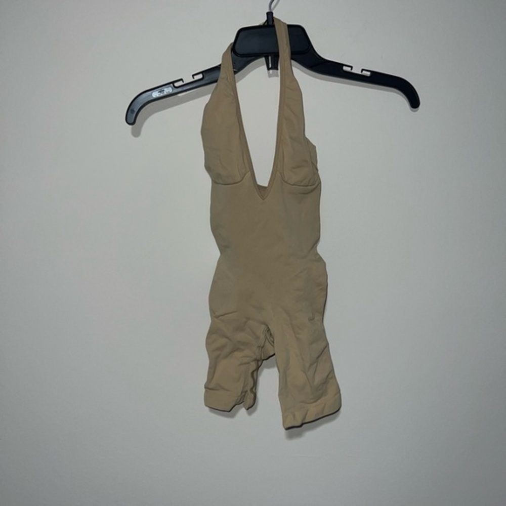 SKIMS SEAMLESS SCULPT DEEP PLUNGE HALTER BODYSUIT CLAY XXS